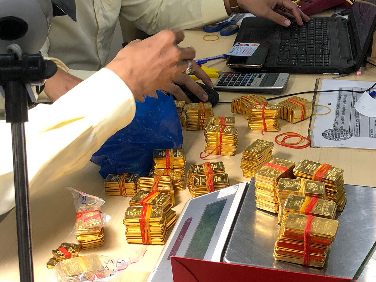 Giá vàng miếng SJC tiếp tục điều chỉnh giảm từ 100.000 – 150.000 đồng/lượng, chênh lệch giá mua và bán khoảng 700.000 - 800.000 đồng/lượng. &lpar;Ảnh: Int&rpar;