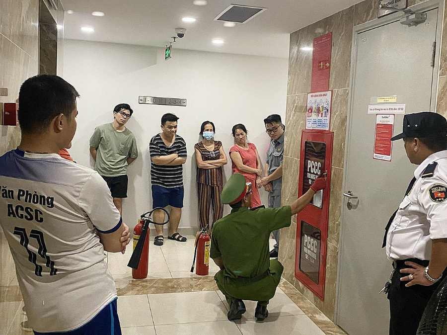 Cảnh sát PCCC hướng dẫn cư dân chung cư cách sử dụng bình chữa cháy.