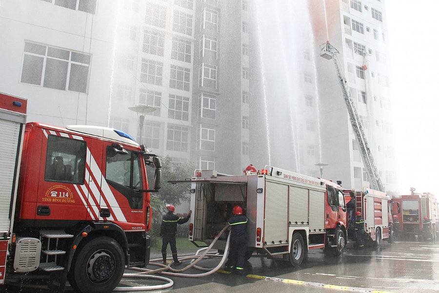 Lực lượng PCCC tỉnh Bình Dương diễn tập tình huống cháy tại một chung cư cao tầng.