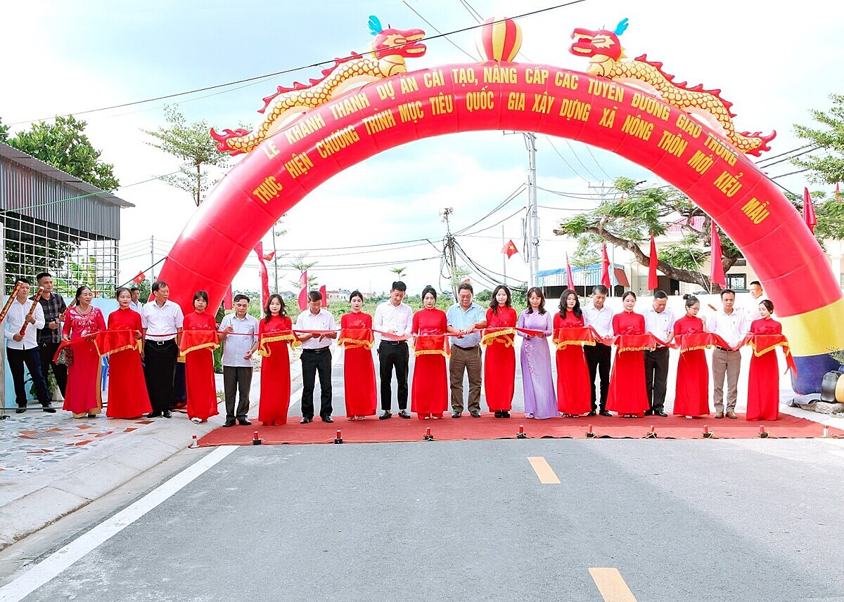 Sau hơn 8 tháng thi công, 7 công trình đường giao thông tại xã Hồng Thái đã hoàn thành và đưa vào sử dụng, tạo không khí vui tươi, phấn khởi trong nhân dân toàn xã.