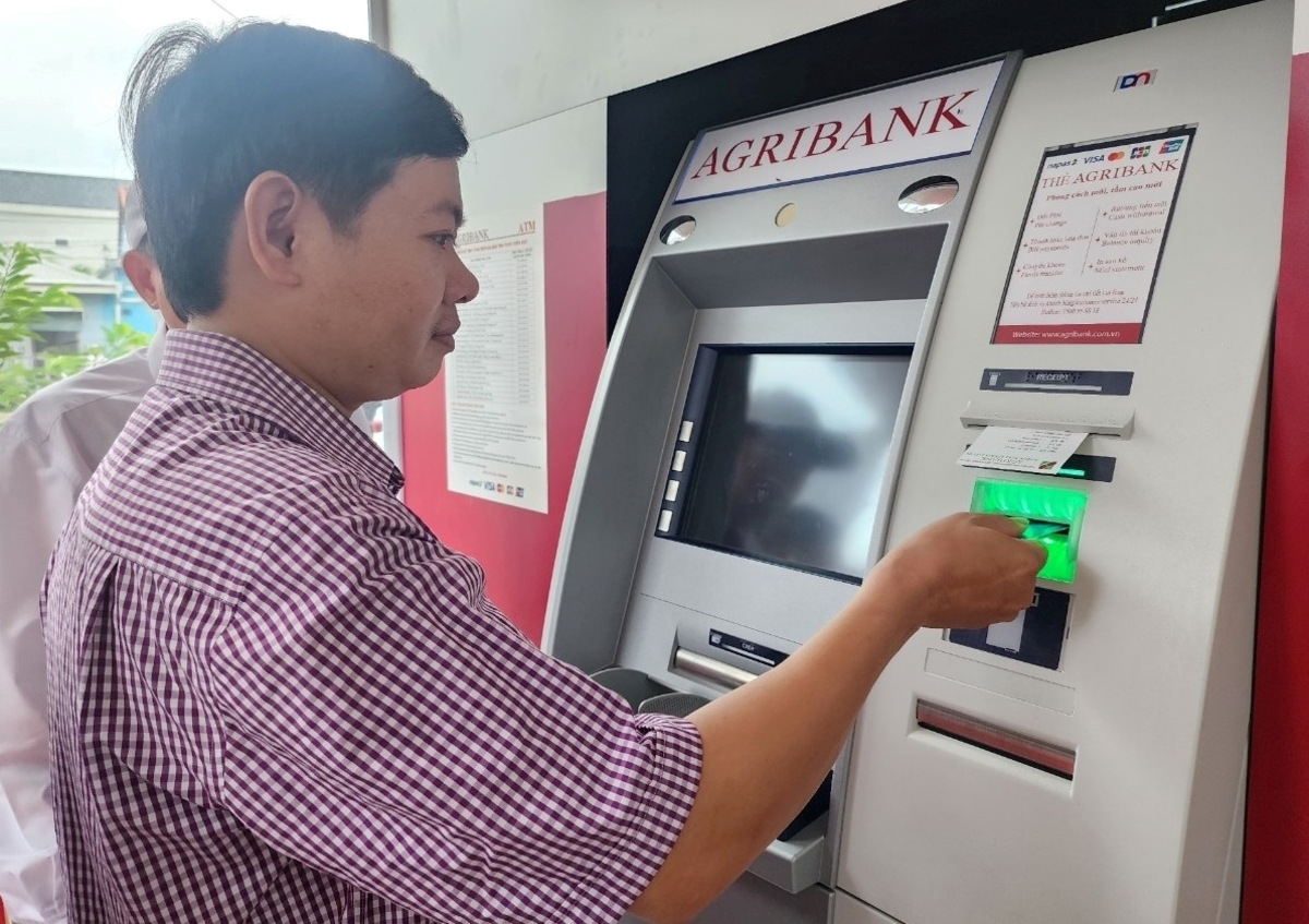 Agribank đã phát triển mở rộng sản phẩm thẻ chip hai ứng dụng theo chuẩn VCCS - Lộc Việt - sản phẩm phát huy được tối đa thế mạnh công nghệ của sản phẩm thẻ chip nội địa.