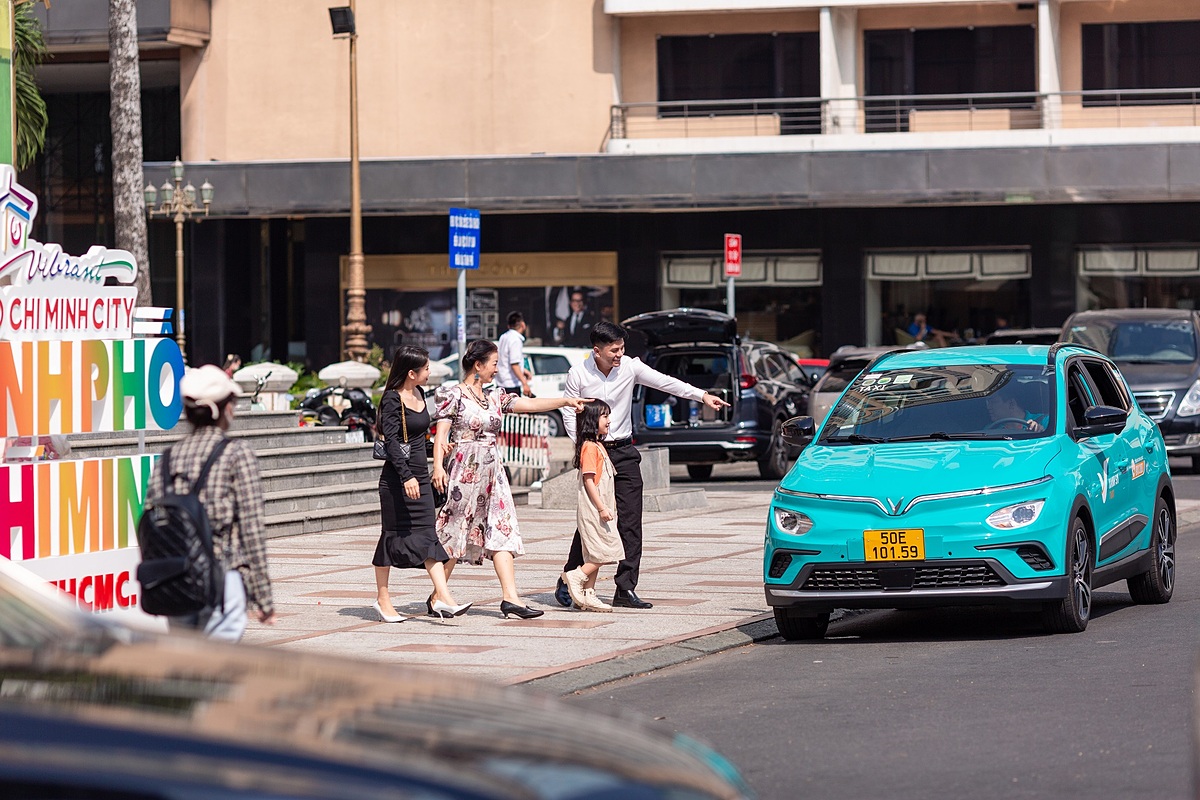 Khách hàng sử dụng taxi điện Xanh SM thông qua tiện ích VNPAY Taxi còn được trải nghiệm dịch vụ vận chuyển đẳng cấp 5 sao với đội ngũ tài xế chuyên nghiệp, giá cước cạnh tranh và góp phần lan tỏa hình thức thanh toán không dùng tiền mặt tại Việt Nam.