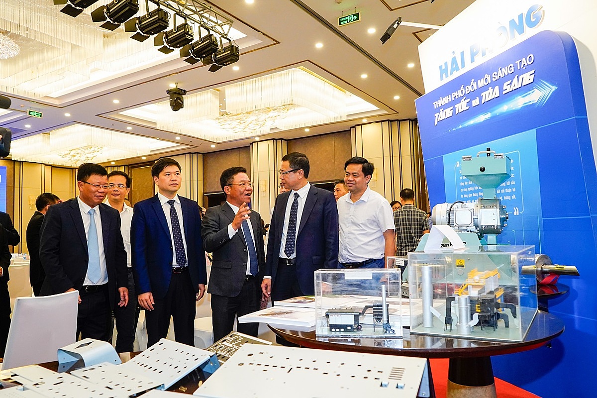 Các đại biểu tham quan một số gian hàng.