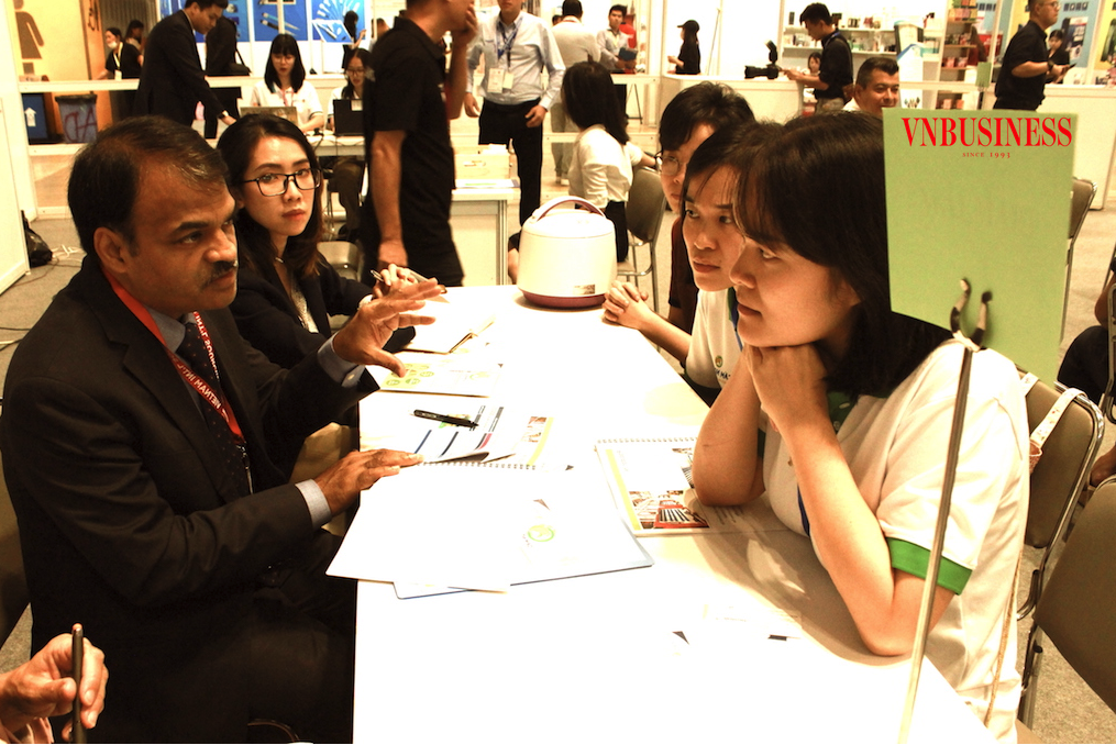 Khi tiếp xúc với các nhà cung cấp của Việt Nam, lãnh đạo của Walmart &lpar;bên trái&rpar; có lưu ý là họ luôn thành công trong việc tìm kiếm sản phẩm phù hợp với mức giá phù hợp cho khách hàng.