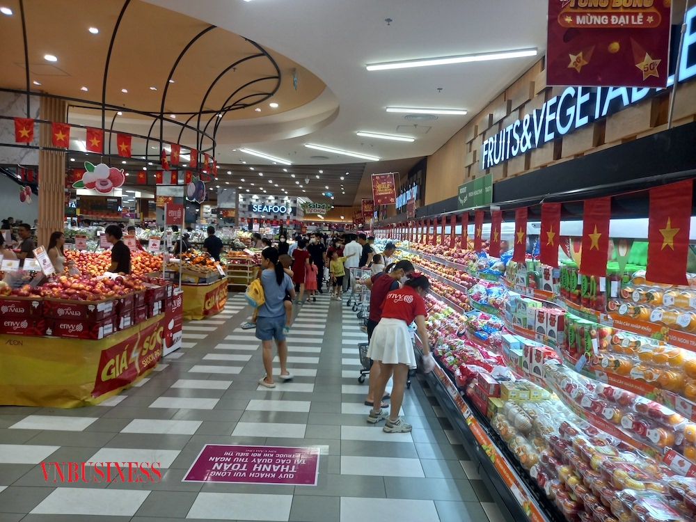 Doanh thu bán lẻ hàng hóa và dịch vụ trong 8 tháng đầu năm 2023 đạt trên 4 triệu tỷ đồng, tăng 10% so với cùng kỳ.