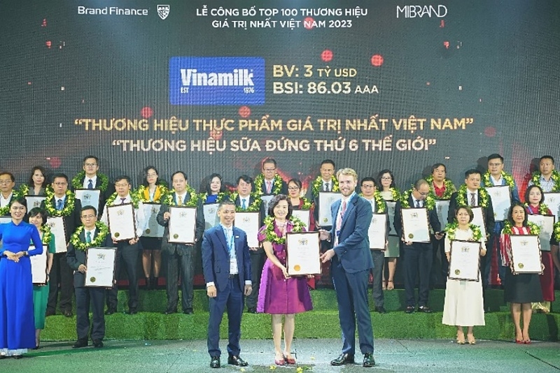 Bà Bùi Thị Hương, Giám đốc Điều hành Nhân sự - Hành chính - Đối ngoại, đại diện Vinamilk đón nhận các chứng nhận từ Brand Finance &lpar;Ảnh: Mibrand&rpar;.