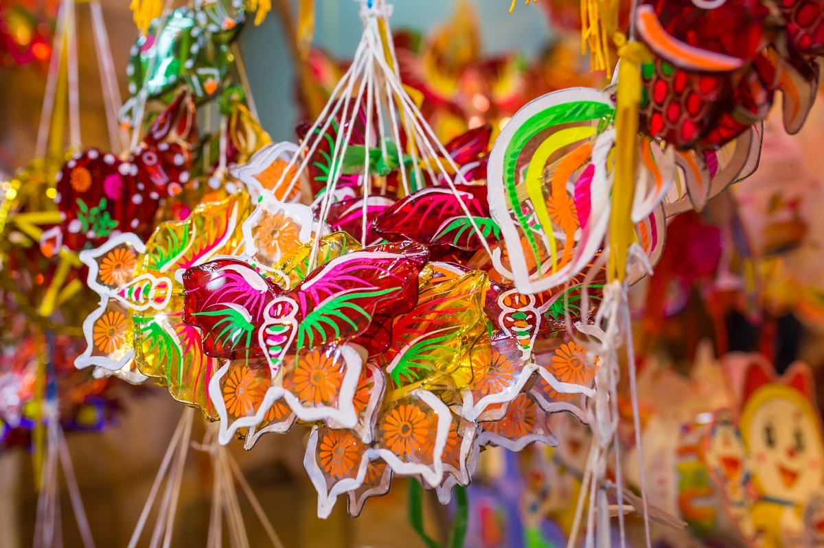 Hoạt động làm đèn trung thu truyền thống trong lễ hội “Rước đèn đêm trăng.