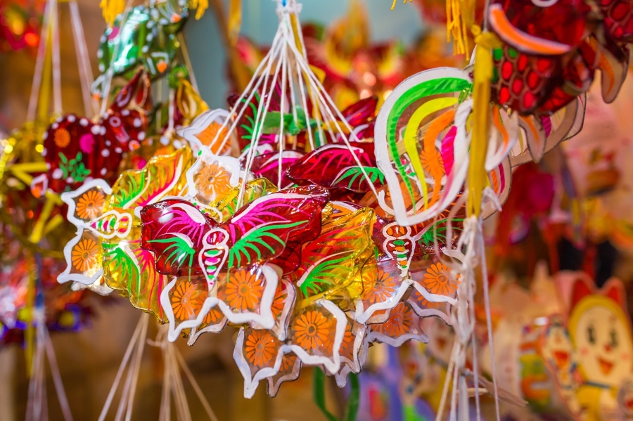 Hoạt động làm đèn trung thu truyền thống trong lễ hội “Rước đèn đêm trăng.