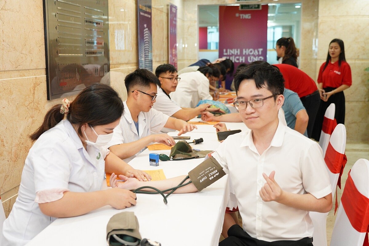 Khám sàng lọc trước khi hiến máu.