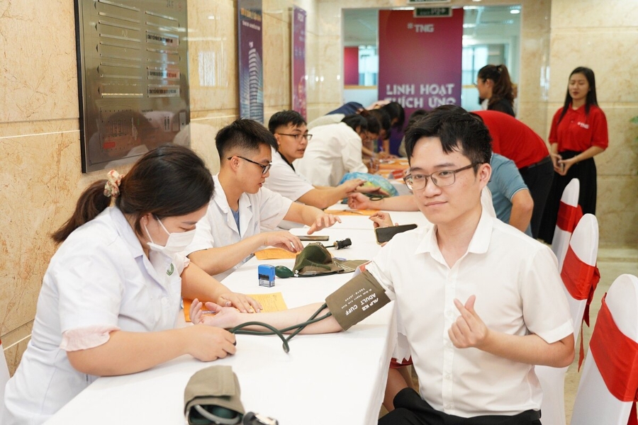 Khám sàng lọc trước khi hiến máu.