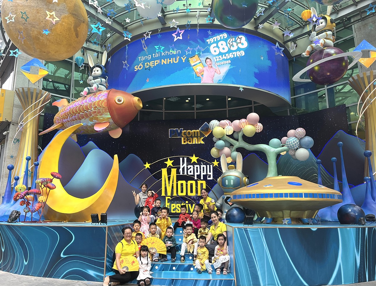 Sảnh chính PVcomBank đã hoàn thiện để chào đón du khách vui chơi trung thu.