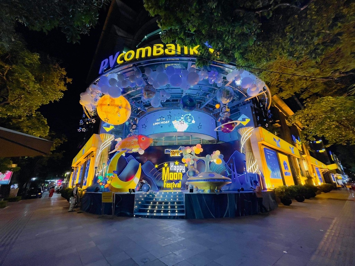Khu trang trí trung thu của PVcomBank hiện ra lung linh dưới ánh đèn.