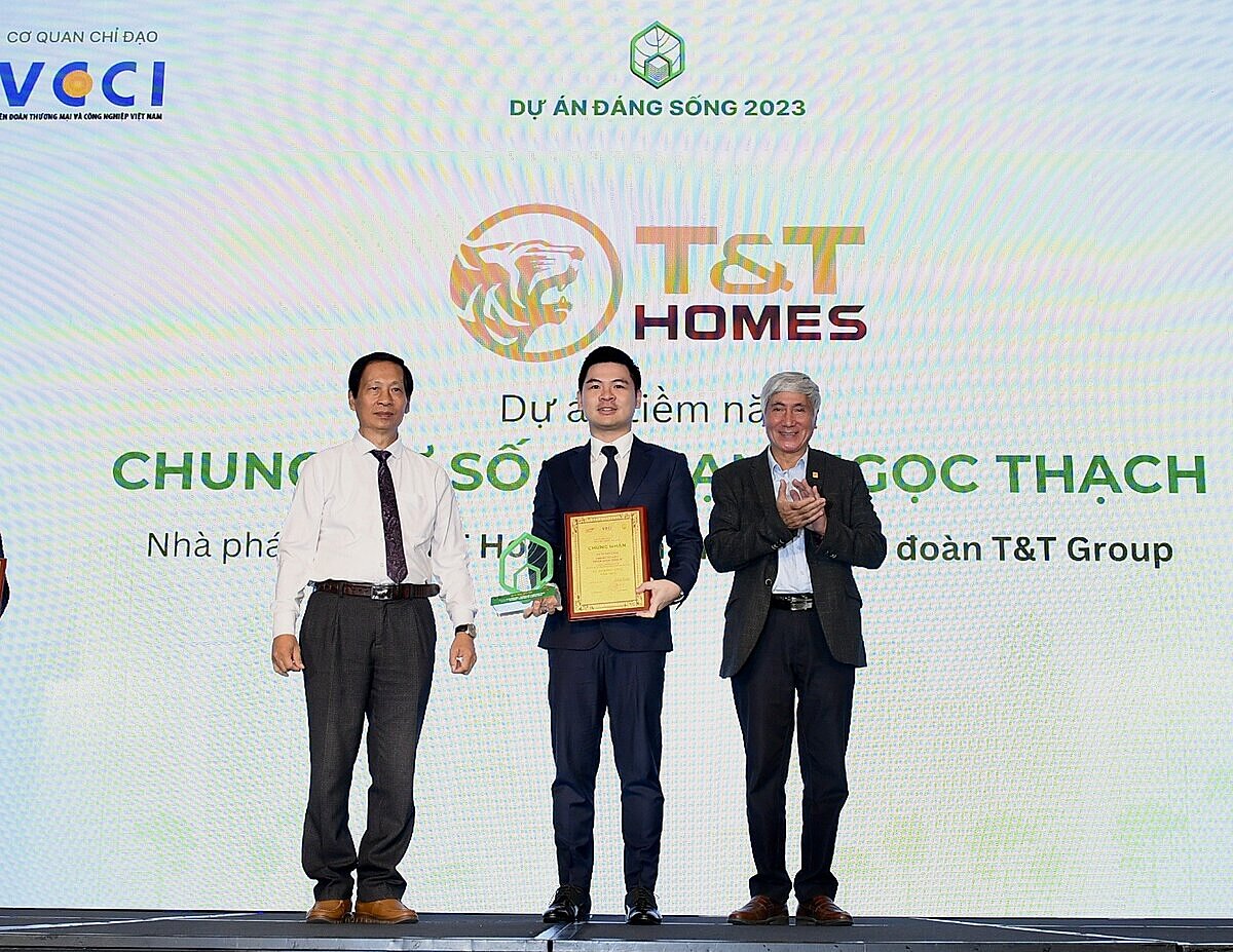 Ông Đỗ Vinh Quang, Chủ tịch HĐQT kiêm Tổng Giám đốc T&T Homes &lpar;giữa&rpar; nhận Giải thưởng “Dự án đáng sống năm 2023”