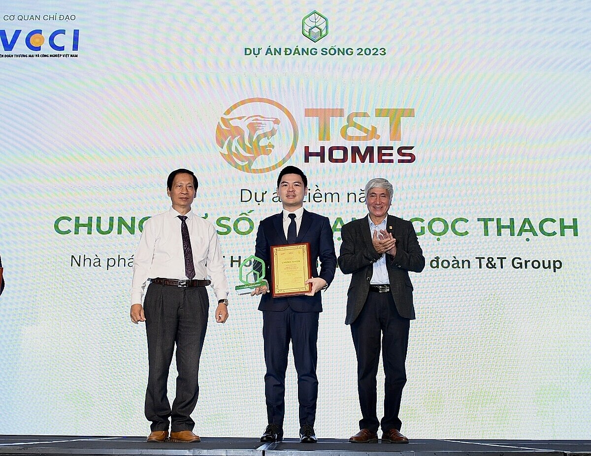 Ông Đỗ Vinh Quang, Chủ tịch HĐQT kiêm Tổng Giám đốc T&T Homes &lpar;giữa&rpar; nhận Giải thưởng “Dự án đáng sống năm 2023”