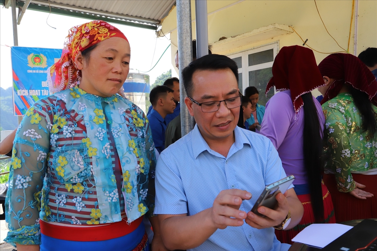 Hỗ trợ người dân sử dụng cài đặt ứng dụng bảo hiểm xã hội số VssID.