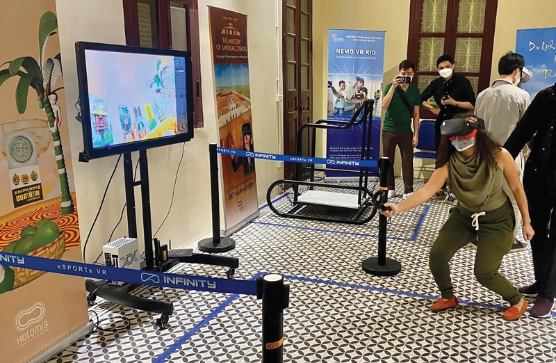Du khách háo hức trải nghiệm không gian thực tế ảo tại Trung tâm Văn hóa nghệ thuật &lpar;22 Hàng Buồm, quận Hoàn Kiếm&rpar;
