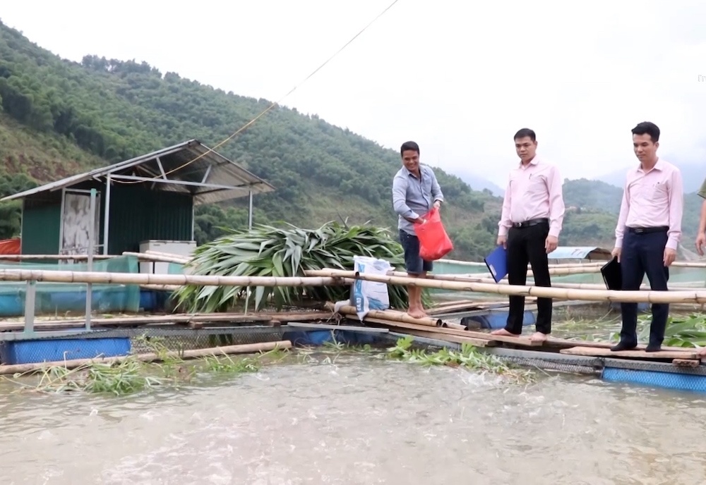 Mô hình nuôi cá lồng trên lòng hồ thủy điện Trung Sơn mang lại thu nhập hàng chục triệu đồng, giúp nhiều hộ dân thoát nghèo.