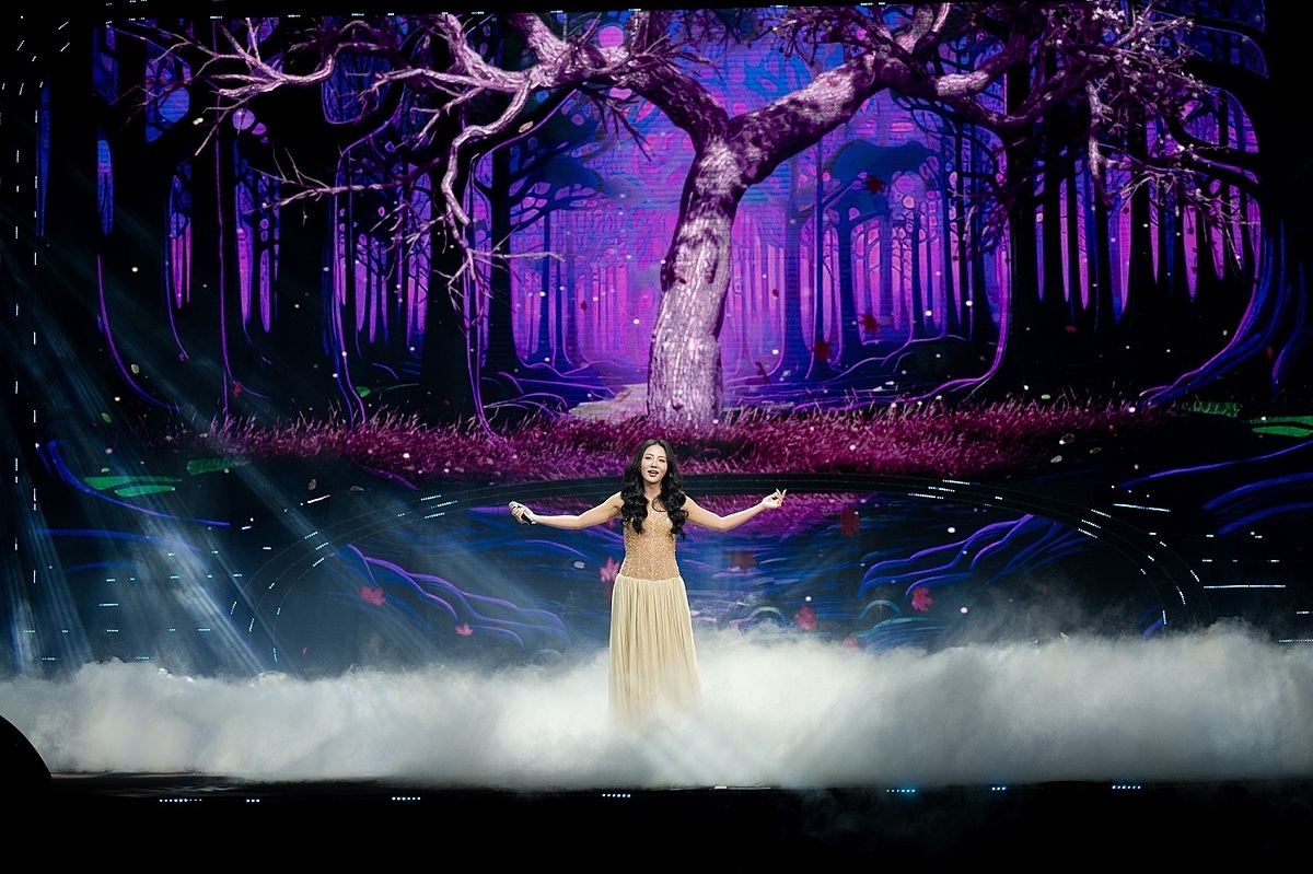 Không gian âm nhạc của chương trình trở nên sâu lắng với bản tình ca da diết “Mưa tháng sáu” của ca sĩ Văn Mai Hương.