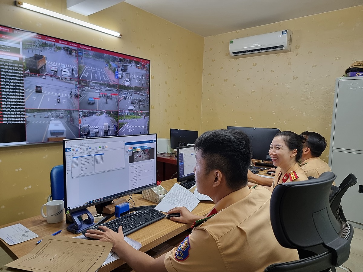 Cán bộ Đội xử lý vi phạm giao thông luôn theo dõi tình hình chấp hành Luật giao thông của người điều khiển phương tiện qua camera giám sát.