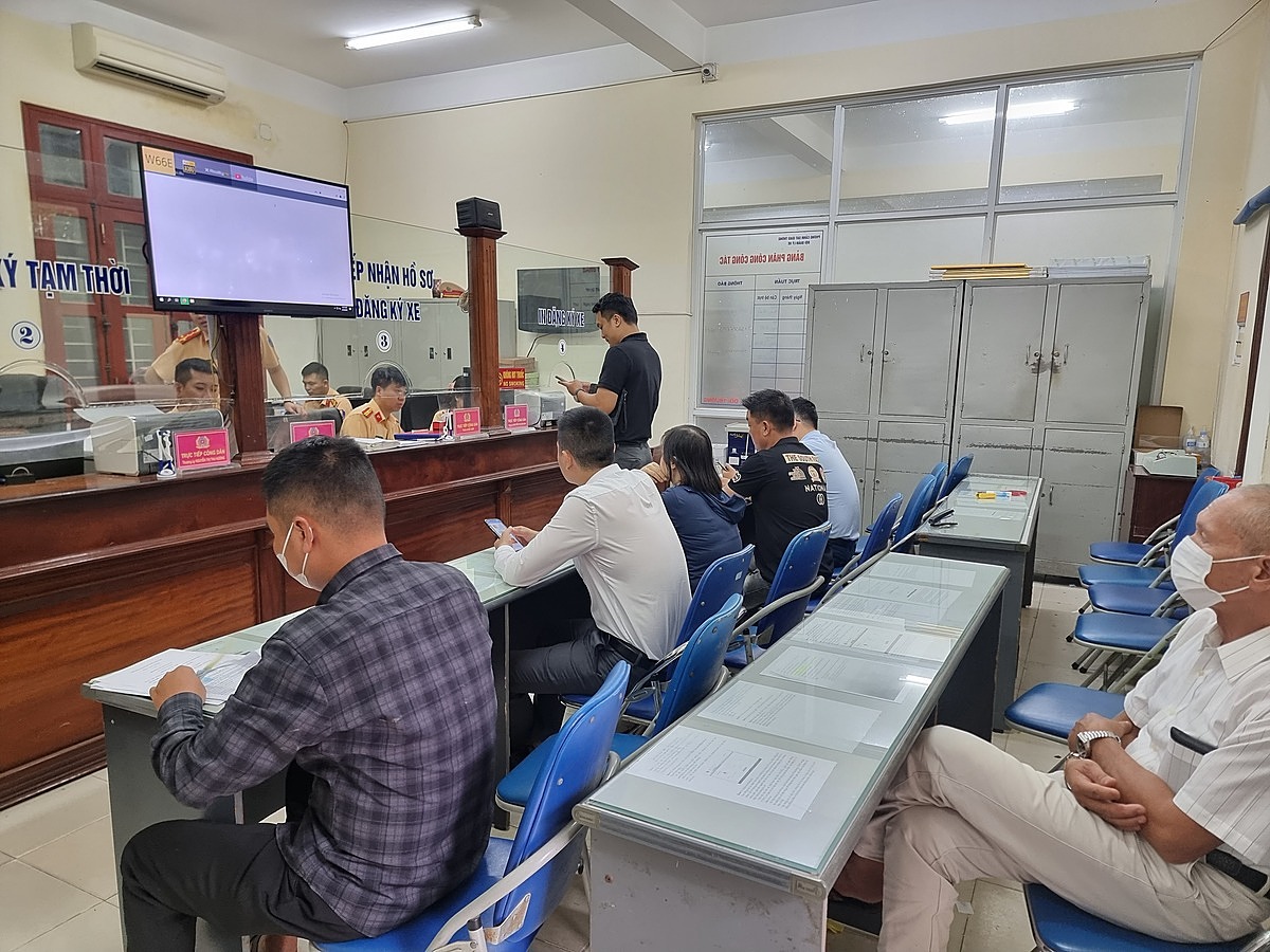 Tại phòng cấp đăng ký và bấm biển số xe ô tô của Phòng CSGT Công an Hải Phòng, người đến làm thủ tục rất thưa thớt.