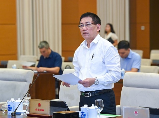 Bộ trưởng Bộ Tài chính Hồ Đức Phớc báo cáo tại phiên họp.