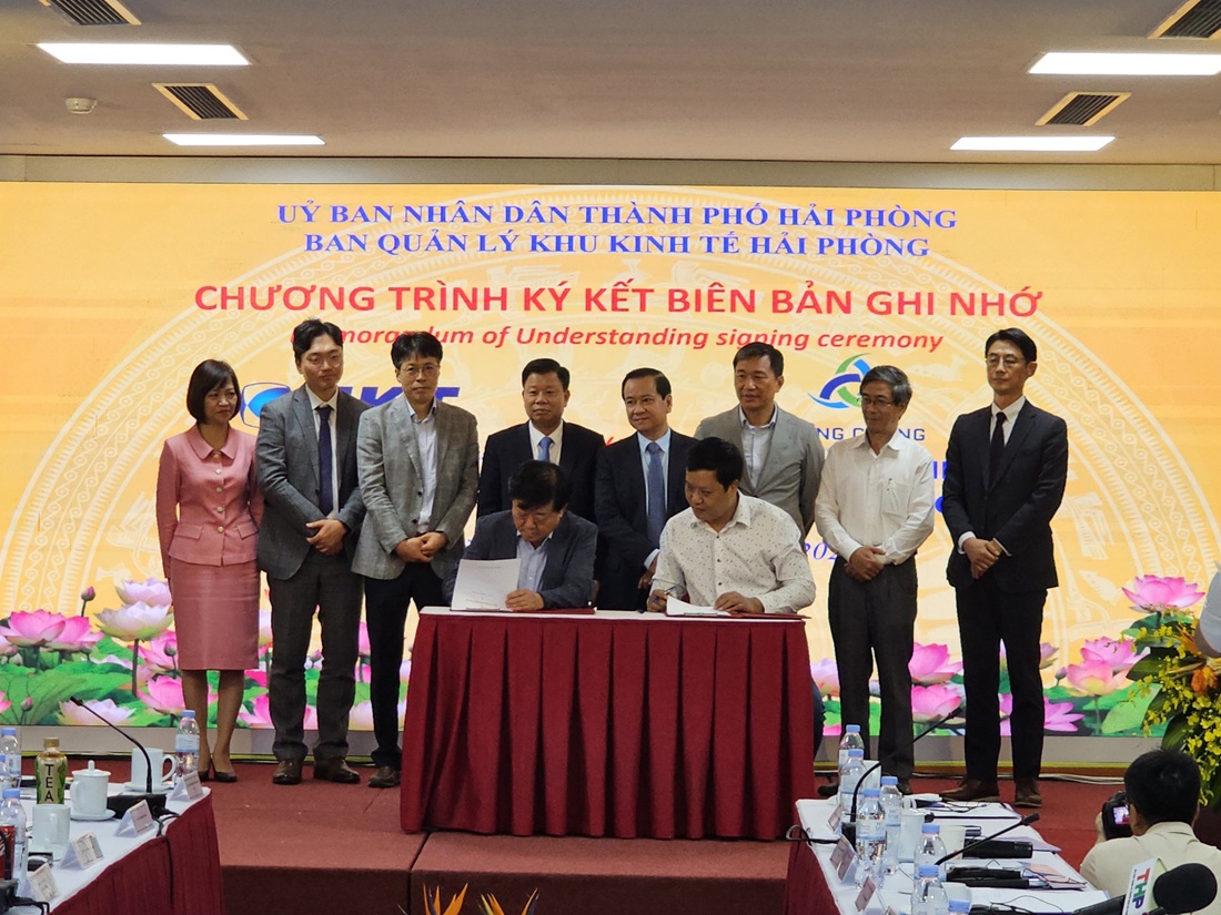 Ký kết biên bản ghi nhớ tại diễn đàn.