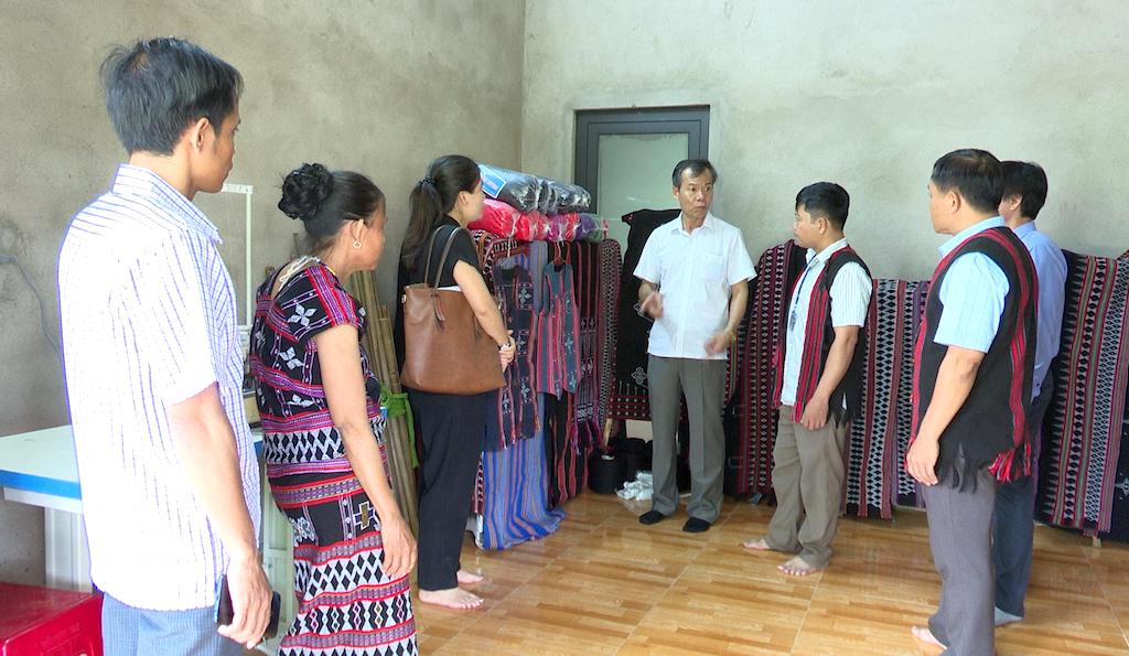 Để có bước đi vững chắc cho nghề dệt thổ cẩm truyền thống và nâng cao đời sống cho bà con dân tộc thiểu số, huyện Đakrông sẽ phát triển các HTX, tổ hợp tác dệt thổ cẩm truyền thống.