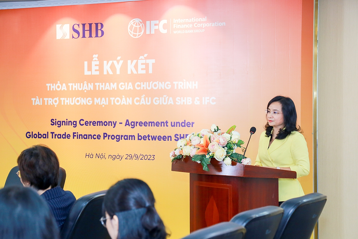 Bà Ngô Thu Hà - Tổng Giám đốc SHB chia sẻ: “SHB đã và đang triển khai nhiều chương trình đồng hành, hỗ trợ các doanh nghiệp, đặc biệt là doanh nghiệp xuất nhập khẩu, doanh nghiệp vừa và nhỏ &lpar;SME&rpar;, doanh nghiệp do phụ nữ làm chủ.