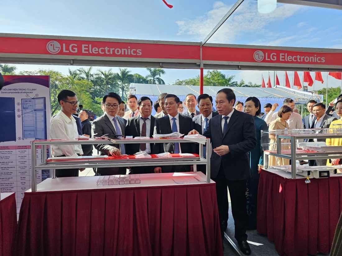 Lãnh đạo TP Hải Phòng tham quan các gian hàng tại triển lãm.