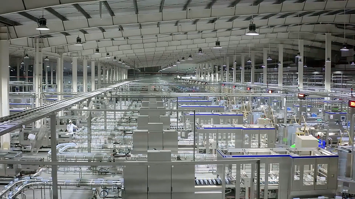 Sản phẩm của Vinamilk đều được sản xuất trên dây chuyền hiện đại, khép kín theo các tiêu chuẩn cao nhất của quốc tế. Ảnh: Vi Nam.