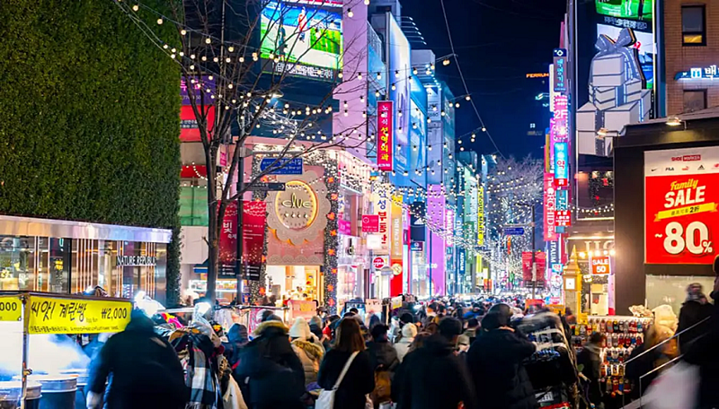 Con phố Myeongdong sầm uất – nơi quy tụ những thương hiệu nổi tiếng – thu hút hàng triệu lượt khách mỗi năm.