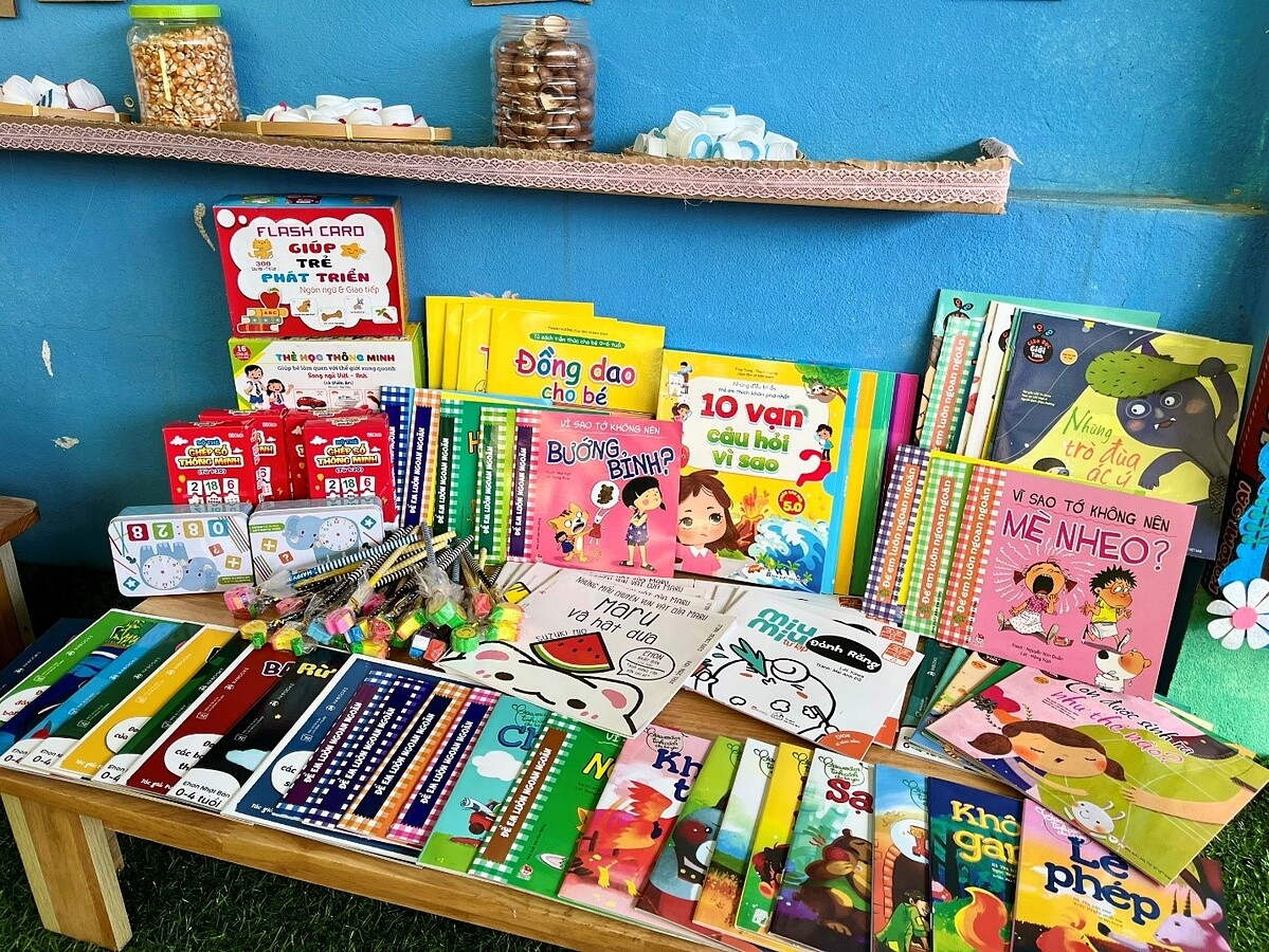 Những cuốn sách nhiều màu sắc sẽ mở ra cho các em nhiều cánh cửa khám phá thế giới.