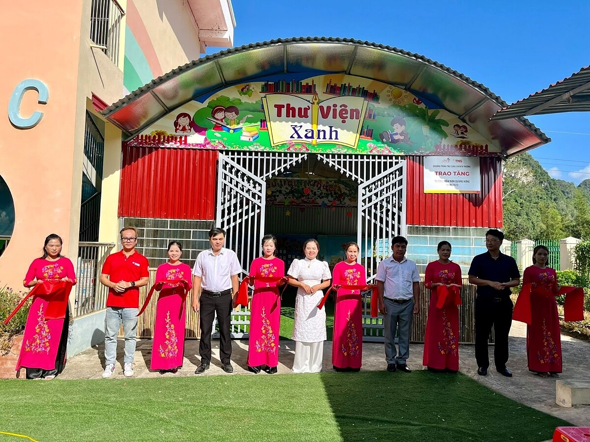 Đại diện Tập đoàn TNG Holdings Vietnam và TNS Holdings cùng Hiệu trưởng nhà trường cắt băng khánh thành thư viện xanh.