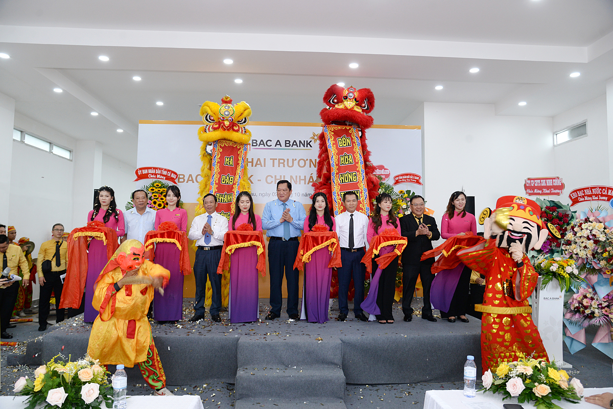Lễ cắt băng tại sự kiện khai trương BAC A BANK Chi nhánh Cà Mau.