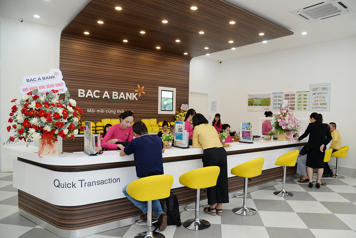 Khách hàng giao dịch tại BAC A BANK Chi nhánh Cà Mau trong ngày khai trương.