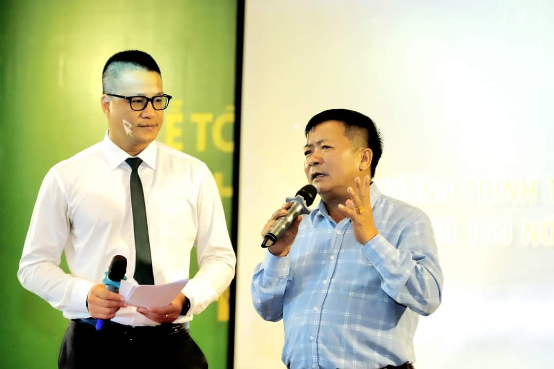 Ông Nguyễn Văn Nam, Giám đốc HTX mì Chũ, tỉnh Bắc Giang &lpar;bên phải&rpar; là một trong 63 HTX nông nghiệp tiêu biểu toàn quốc.