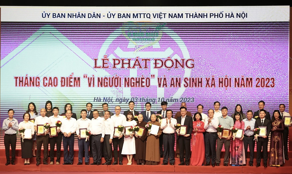 T&T Group là một trong những doanh nghiệp được UBND - Ủy ban MTTQ Việt Nam TP Hà Nội vinh danh vì những đóng góp tích cực cho công tác giảm nghèo và an sinh xã hội của thành phố. &lpar;Nguồn: T&T Group&rpar;.
