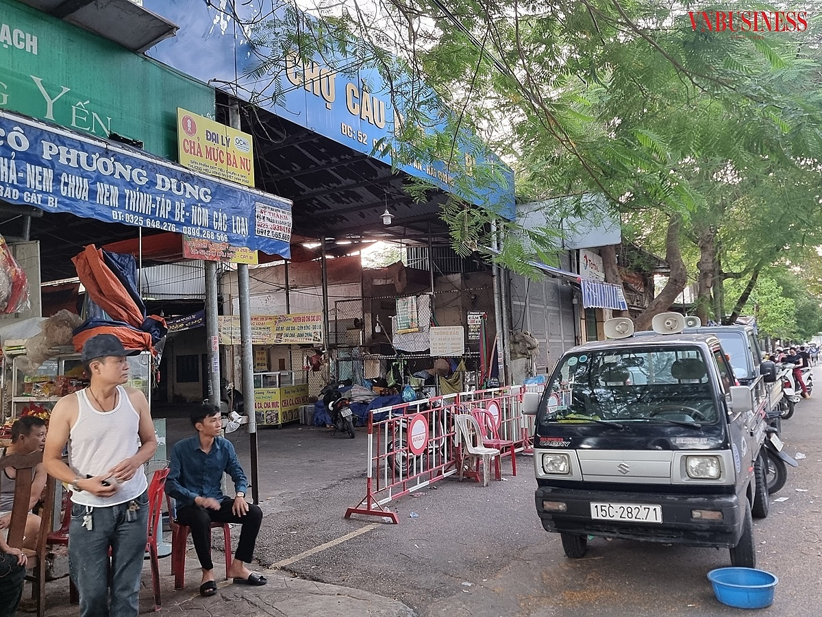 Nếu không có xe tuần tra của cơ quan chức năng hàng ngày, tiểu thương chợ cầu Rào sẽ họp ra ngoài đường, hè phố gây mất an toàn giao thông.