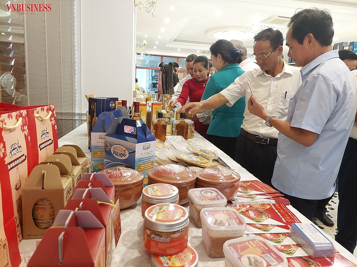 Các đại biểu tham quan các gian hàng OCOP.