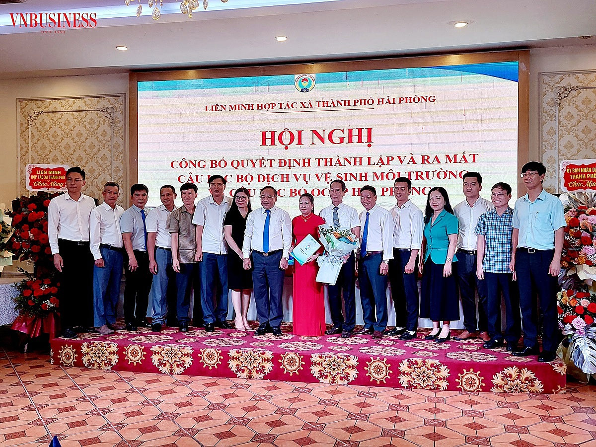 Lãnh đạo Liên minh HTX TP Hải Phòng, các sở, ngành chụp ảnh lưu niệm cùng CLB OCOP.