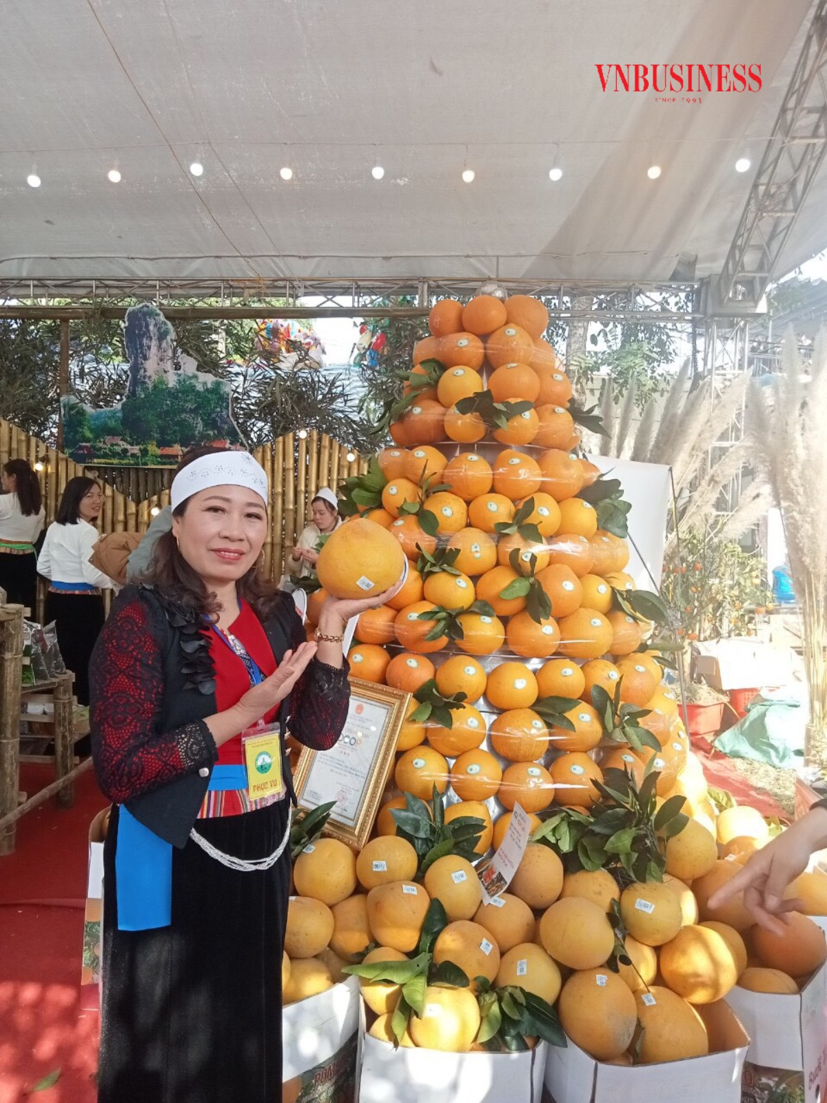 Giám đốc Nguyễn Thị Oanh luôn trăn trở với việc giữ gìn và phát triển đặc sản bưởi đỏ.