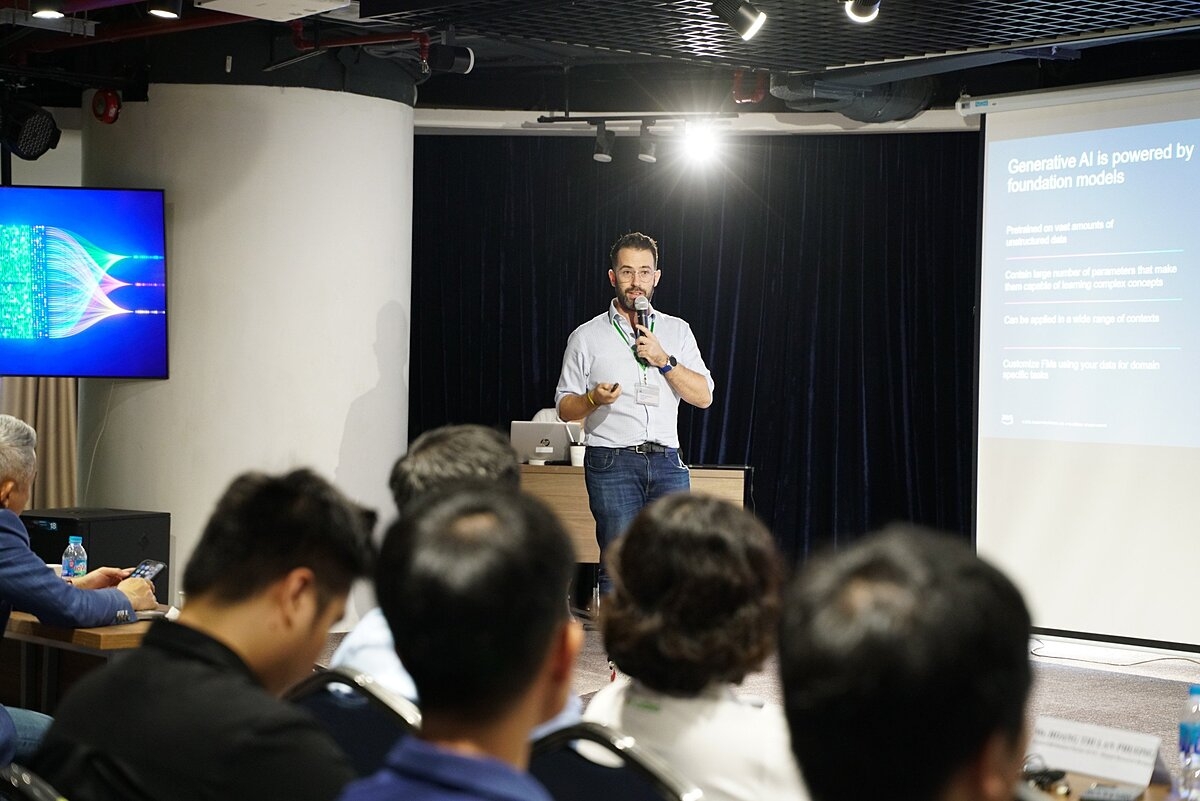 Chuyên gia Charles Crouspeyre – Giám Đốc phát triển sản phẩm mẫu - AWS ASEAN