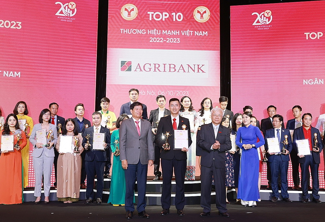 Agribank vinh dự được vinh danh “Top 10 Thương hiệu mạnh Việt Nam 2023” trong khuôn khổ Diễn đàn Kinh tế mới Việt Nam 2023.