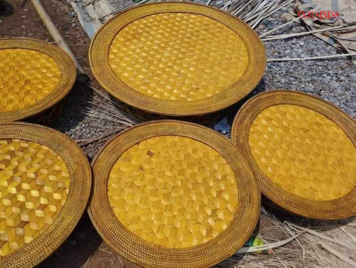 Khách nước ngoài rất ưa chuộng các sản phẩm thủ công mỹ nghệ của HTX.