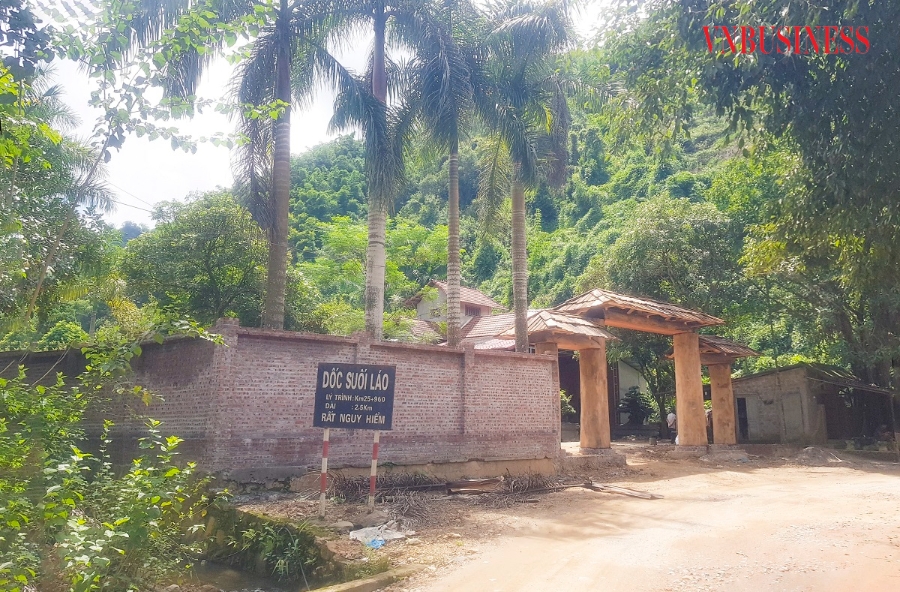 Cổng vào khu vực xây dựng quần thể kiến trúc tại dốc suối Láo, xã Cao Sơn .