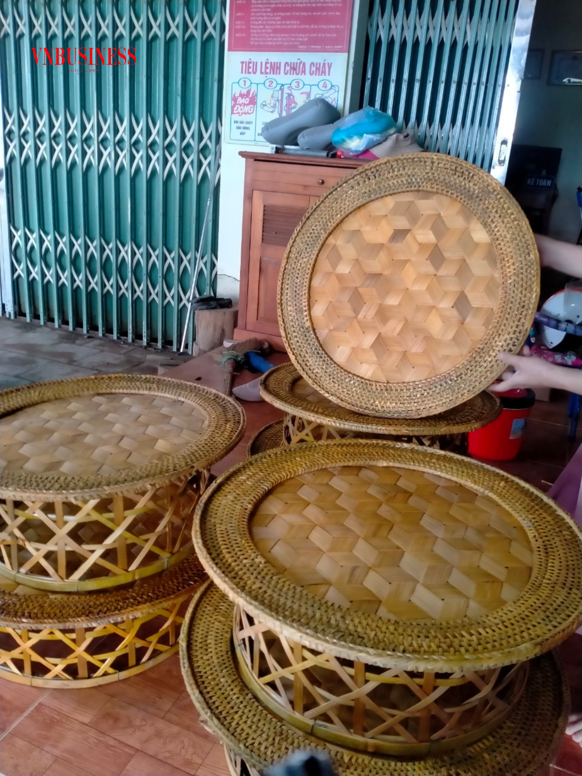 Tham gia đan lát cho HTX vừa giúp các hộ dân phát triển kinh tế, cũng góp phần cải thiện đời sống, giảm nghèo cho những hộ có hoàn cảnh khó khăn.