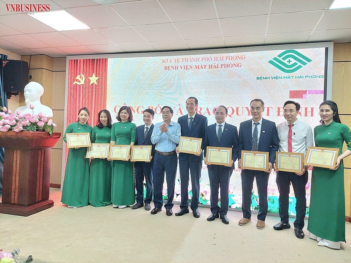 Các tập thể, cá nhân nhận Giấy khen của Sở Y tế.