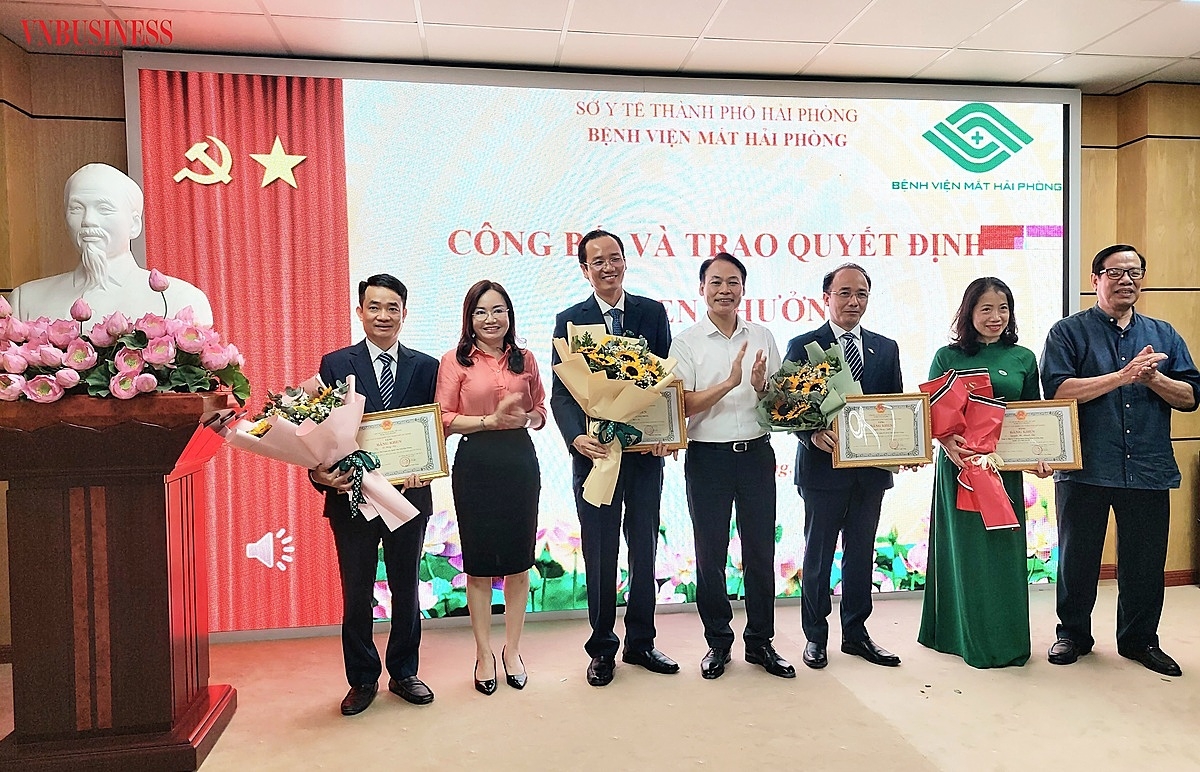 Tập thể và 3 cá nhân Bệnh viện Mắt Hải Phòng đón nhận Bằng khen của Chủ tịch UBND thành phố Hải Phòng đã có thành tích xuất sắc trong triển khai thành công 2 ca ghép giác mạc đầu tiên trên địa bàn thành phố.