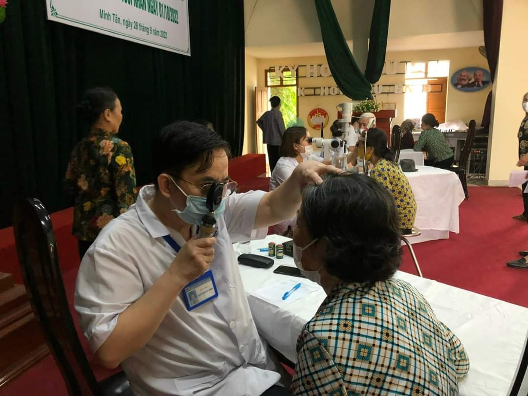 Bệnh viện Mắt Hải Phòng thường xuyên tổ chức các buổi thăm, khám, tư vấn và phát thuốc miễn phí cho người cao tuổi, người dân tại các địa phương trong địa bàn TP Hải Phòng.