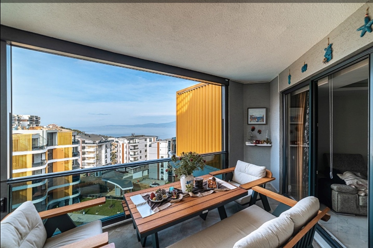 Một góc không gian phòng khách với tầm nhìn “đắt giá” nhờ lắp đặt hệ vách kính trượt dọc tự động.